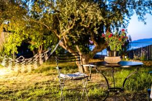 A garden outside Kitries Summer Getaway - Eden Cozy Suite
