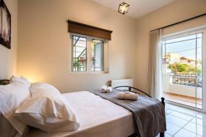 A bed or beds in a room at Filiatra Downtown Cozy Retreat - Homely Vibes