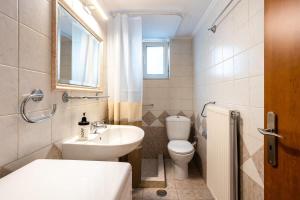 A bathroom at Filiatra Downtown Cozy Retreat - Homely Vibes