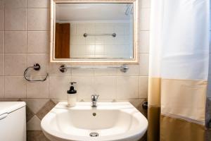 A bathroom at Filiatra Downtown Cozy Retreat - Homely Vibes