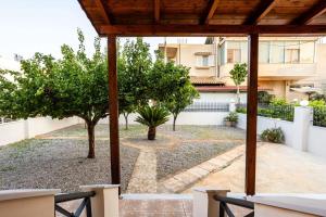 A balcony or terrace at Filiatra Downtown Cozy Retreat - Homely Vibes
