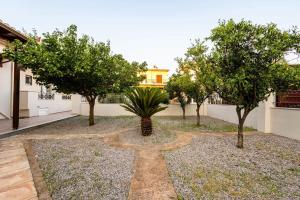 A garden outside Filiatra Downtown Cozy Retreat - Homely Vibes