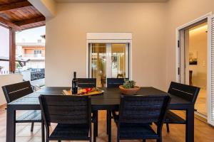A seating area at Filiatra Downtown Cozy Retreat - Homely Vibes