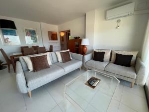 Sala de estar con 2 sofás y mesa en Girbal Terrace, en Tossa de Mar