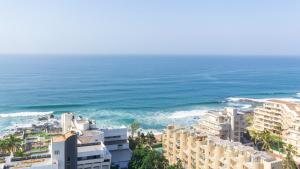 O vedere generală la mare sau o vedere la mare
luată din acest apartament