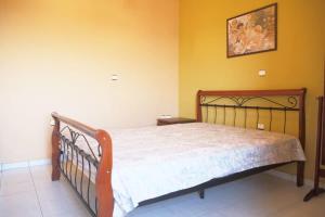 1 dormitorio con 1 cama en una habitación en Schinias Bright Spacious Maisonette-Panoramic View, en Maratón