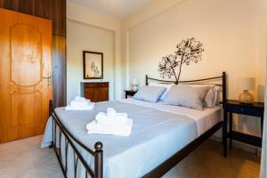Ένα ή περισσότερα κρεβάτια σε δωμάτιο στο Nelly's Seaview Retreat - Summer Cozy Getaway