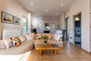sala de estar con sofá y mesa en Kitries Summer Getaway - Eden Comfy Suite, en Kitriaí