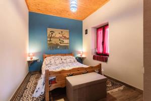 1 dormitorio con cama de madera y ventana en Arcadia Getaway - Levidi Sani 11 Suite, en Levidhion