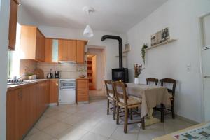 cocina con mesa y sillas en Vilaeti Havgas Getaway - Cretan Cozy Home, en Agios Konstantinos