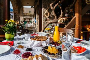 una mesa con platos de comida en una mesa en Vilaeti Stone House - Cretan Cozy Nest, en Agios Konstantinos