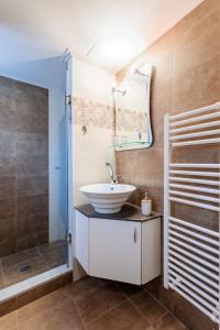 Koupelna v ubytování Arcadia Getaway - Levidi Sani 11 Studio + 22 fotografií