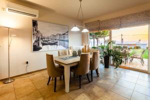 a dining room with a table and chairs at Sunset Paradise - Verga's Utimate Seaview Getaway in Mírton