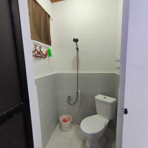 BurgosにあるZia Homestayの小さなバスルーム(トイレ、シャワー付)