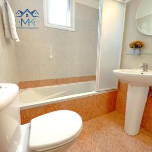 ein Badezimmer mit einem WC, einem Waschbecken und einer Badewanne in der Unterkunft SeaWitch Apartment in Larnaka
