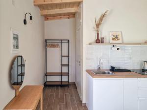 Kuchyň nebo kuchyňský kout v ubytování Cozy Owl's Studio Home