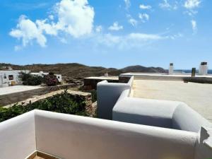 Captain's Villa - Sea Serenity in Folegandros في Áno Meriá: اطلالة من اعلى المبنى