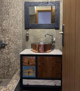y baño con lavabo y espejo. en Ligaria Stone Maisonette Gem in Folegandros Heart, en Áno Meriá