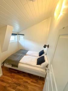 Un pat sau paturi într-o cameră la Lofoten Panorama 5 min from Reinebringen and Bodø ferry