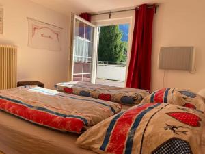 - 2 lits dans une chambre avec fenêtre dans l'établissement Ferienwohnung Bonnapart, nahe Golm Talstation, à Vandans