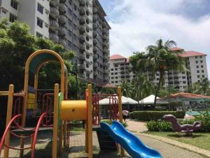 Un parque infantil en un complejo turístico con un tobogán en Babussalam Glory beach resort, en Port Dickson