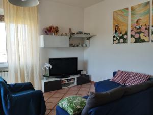 a living room with a couch and a flat screen tv at Casa Coiri in Cairo Montenotte