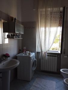 een badkamer met een wasmachine en een wastafel bij Casa Coiri in Cairo Montenotte