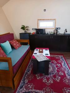 ein Wohnzimmer mit einem Sofa und einem Tisch in der Unterkunft Chan Beach Resort & Hotel in Bahūr
