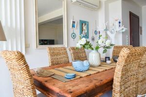 Posezení v ubytování Rio Beachfront Escape - Luxurious Coastal Retreat