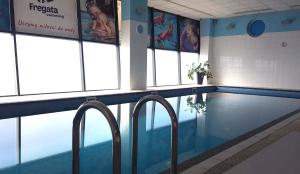 - une piscine avec deux rails métalliques à côté dans l'établissement Weiser Hotel, à Wrocław