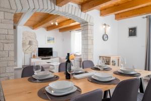 een eetkamer met een houten tafel en stoelen bij Villa Bilinke by IstriaLux in Štokovci