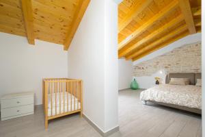 een slaapkamer met een bed en een houten plafond bij Villa Bilinke by IstriaLux in Štokovci +38 foto's