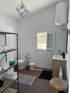 uma casa de banho branca com um WC e um lavatório em Villa Oasys em Almeria