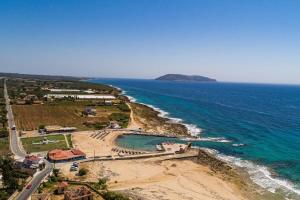 una vista aérea de la playa y del océano en Filiatra's Cozy Haven A Peaceful Escape in Nature, en Filiatra