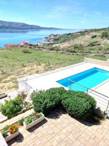 - une piscine avec vue sur l'eau dans l'établissement Apartment Ante K A1, à Metajna