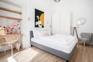 布達佩斯的住宿－Vanilla Heights Apartment，一间小卧室,配有一张床和一把椅子