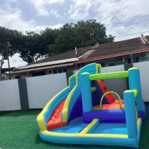 un parque infantil con un tobogán colorido en un patio en Kulai landed corner lot+kids pool+ mini waterpark en Kulai