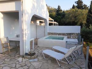 Bazén v ubytovaní Bask in the Beauty of Paxoi - Kirki's Summer Retreats with Private Jacuzzis alebo v jeho blízkosti