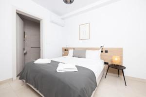 メーリッハにある2bed Flat W Shared Heated Pool In Mlh By Homely!の大きなベッドとテーブルのある白い寝室 +54枚の写真
