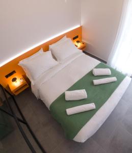 ein Schlafzimmer mit einem Bett mit zwei Handtüchern darauf in der Unterkunft IOANNINA SUITES in Ioannina