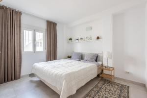 biała sypialnia z dużym łóżkiem i oknem w obiekcie Sol y Paz 3, Nice apartment with great location w Marbelli
