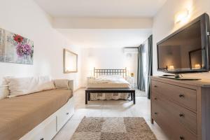 sypialnia z dużym telewizorem z płaskim ekranem i łóżkiem w obiekcie Sol y Paz 3, Nice apartment with great location w Marbelli +18 zdjęć
