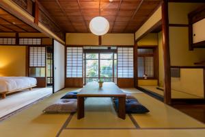 NIPPONIA HOTEL NARA NARAMACHI客房内的一张或多张床位