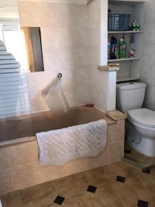 La salle de bains est pourvue d'une baignoire et de toilettes. dans l'établissement Chez Aldo, à Ajaccio