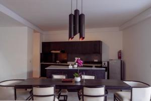 Η κουζίνα ή μικρή κουζίνα στο The Lavana Serenity Villa Nusa Dua