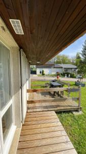 una veranda in legno con tavolo da picnic su una casa di Studio Pivoine avec terrasse a proximité de Metz a Metz