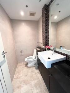 y baño con lavabo blanco y aseo. en Cosy Beach View Condominium en Pattaya South