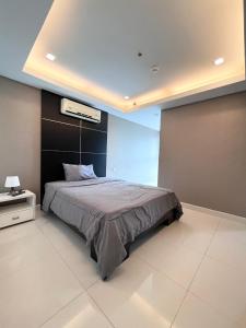 1 dormitorio con 1 cama grande y techo en Cosy Beach View Condominium en Pattaya South