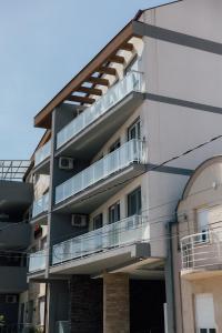 un condominio con balconi sul lato di Lavanda a Vršac