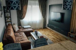un soggiorno con divano e TV di Lavanda a Vršac